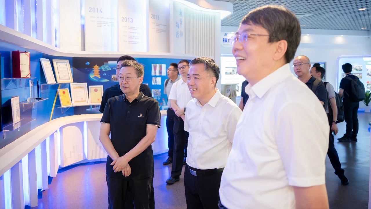 �A�S��W(xu��)�hί��(sh��)ӛ�����i���ϰ���ί��(sh��)ӛ����ɭһ�Ё�(l��i)��˾�����{��